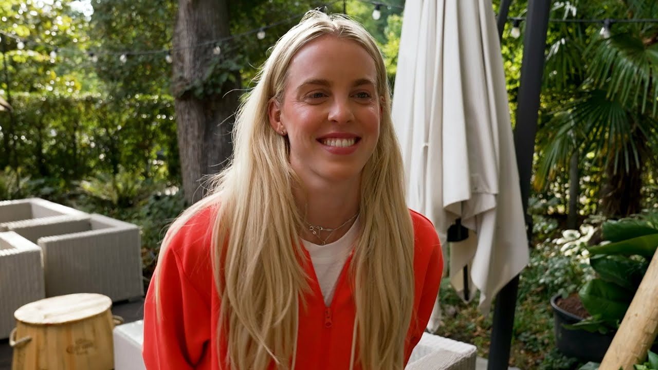 Keely Hodgkinson celebrates winning 800m Olympic gold medal Paris 2024