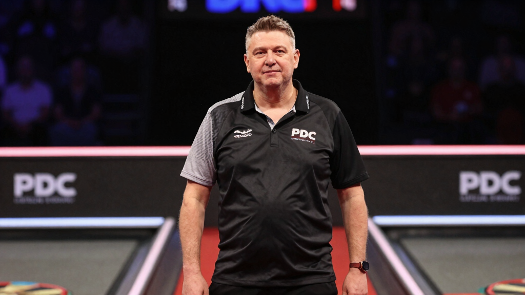 Ross Smith at the PDC oche, ready to throw with focused expression